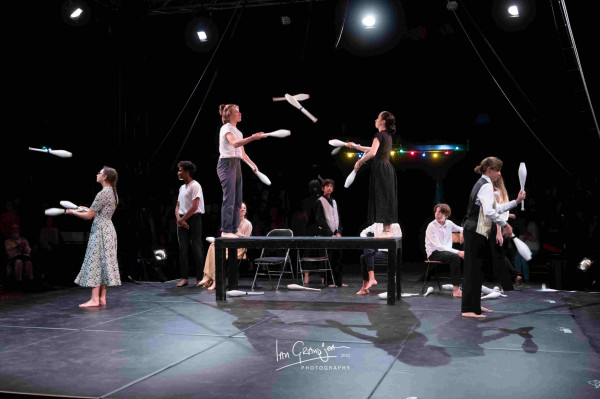 Le Simili Circus Le Lido - Centre Municipal des Arts du Cirque de Toulouse - Un spectacle en carton
