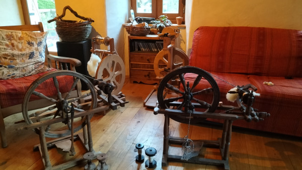 Filage de laine au rouet